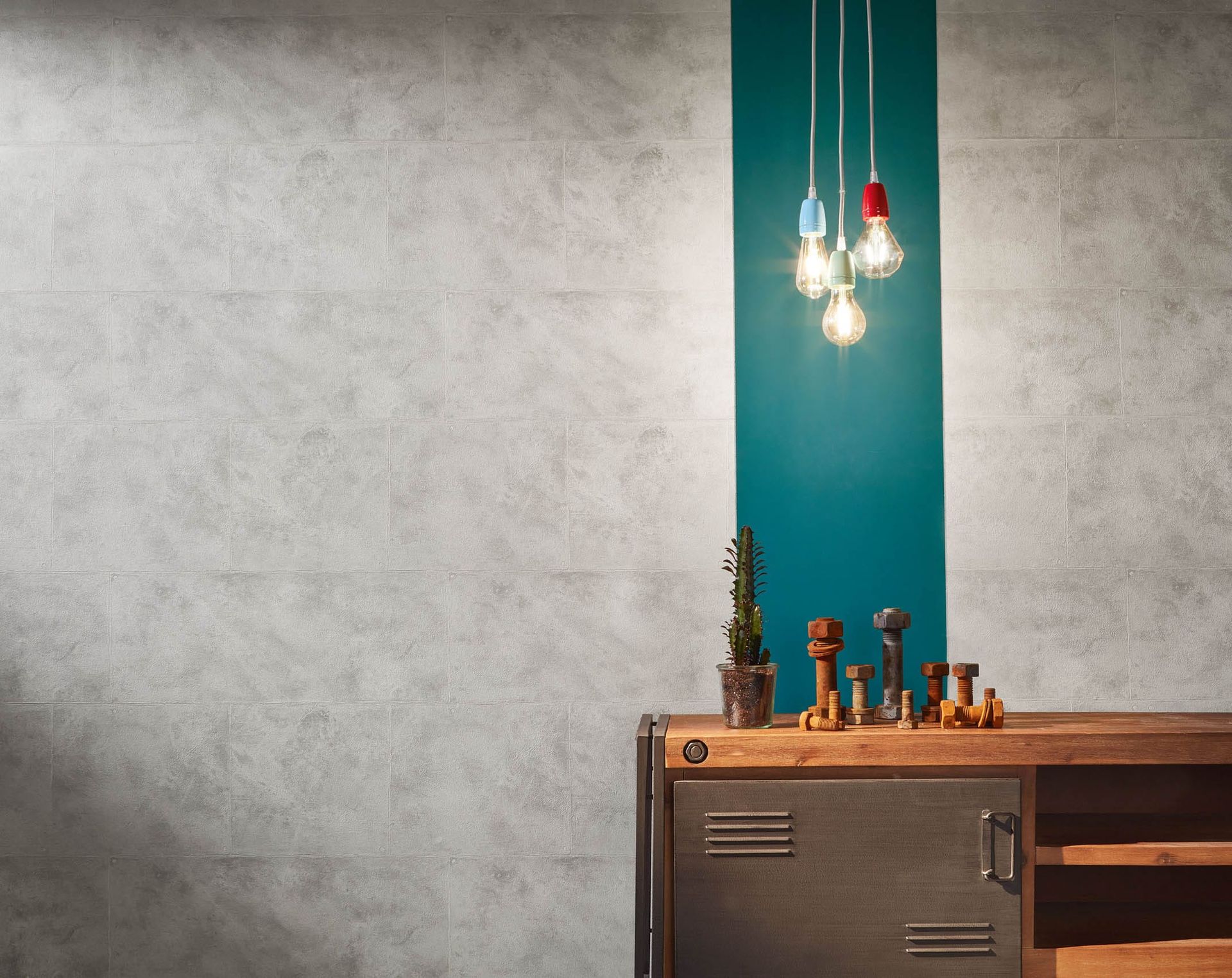 Moderne Beleuchtung mit Holzregal und Pflanze