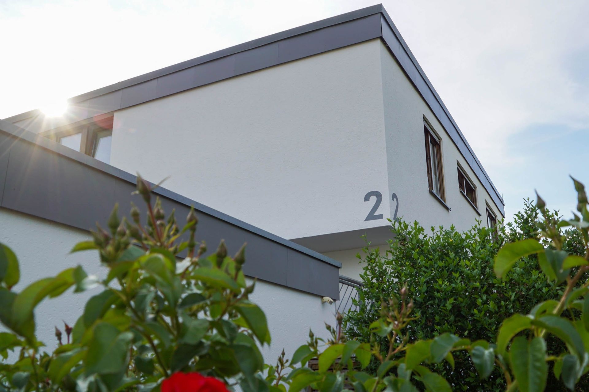 Moderner Wohnhaus mit grüner Umgebung