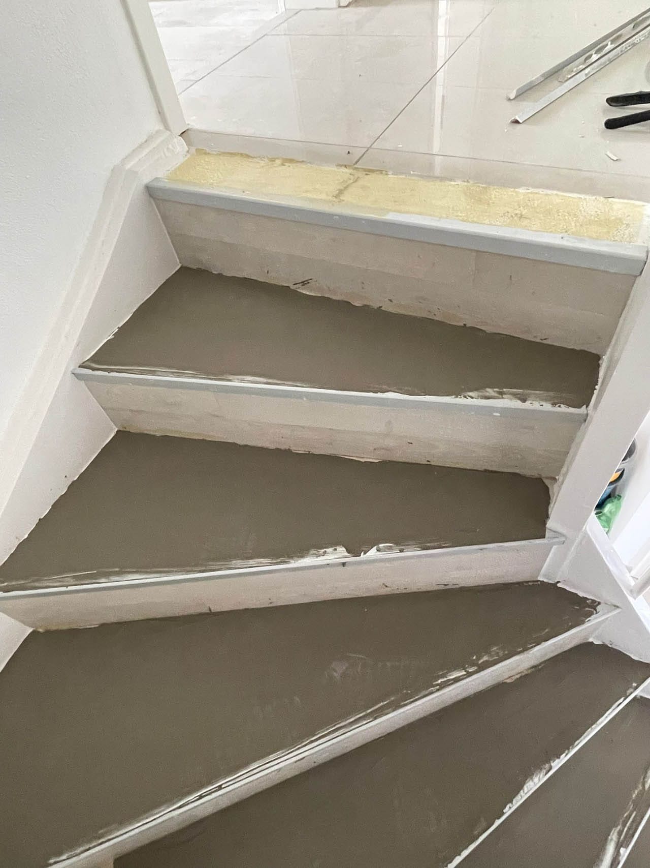 Treppen mit frischer Farbe in neutralen Tönen.