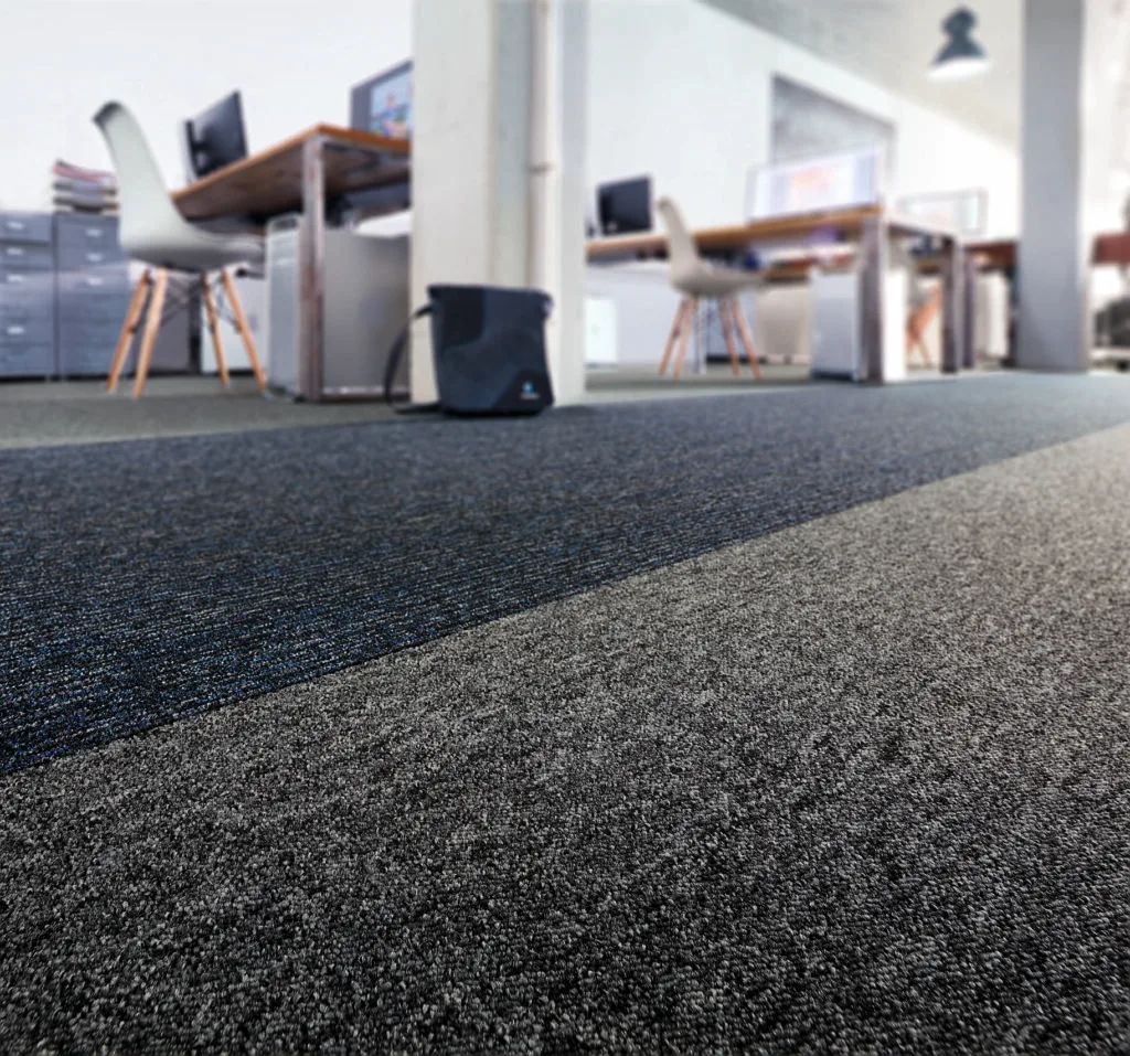 Modernes Büro mit Teppichboden und Arbeitsplätzen.