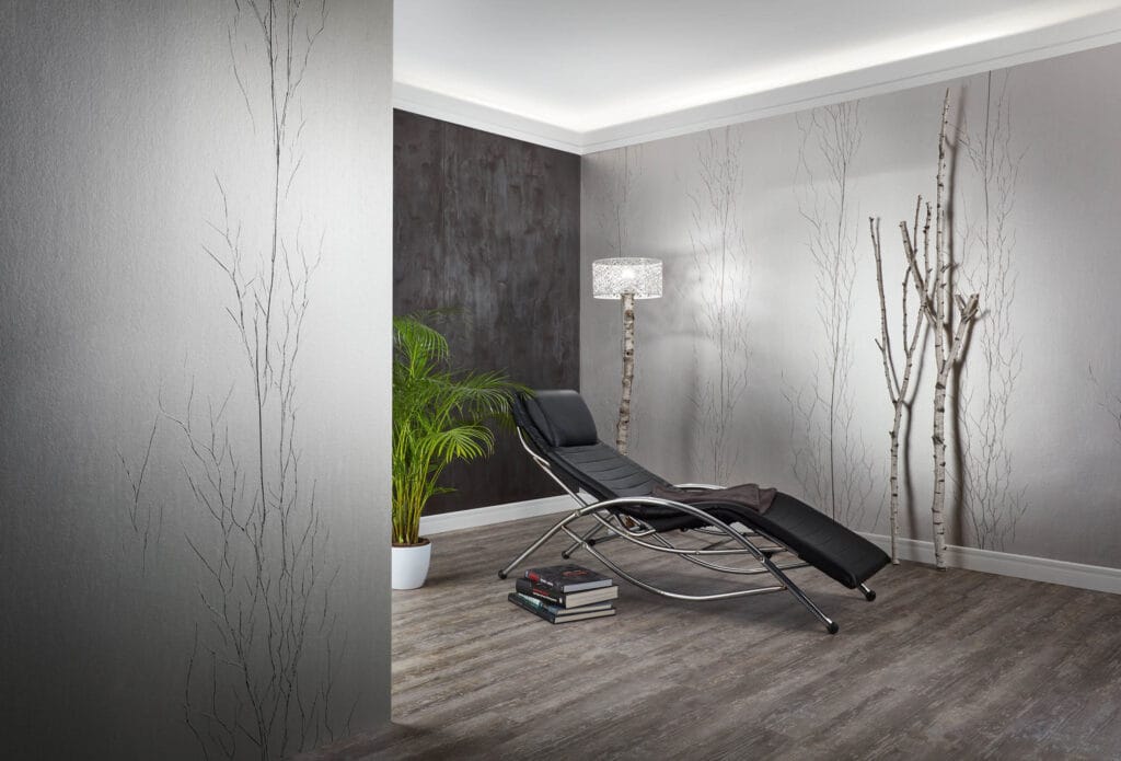 Modernes Wohnzimmer mit Sessel und Pflanzen
