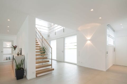 Helles Treppenhaus mit modernen Designelementen