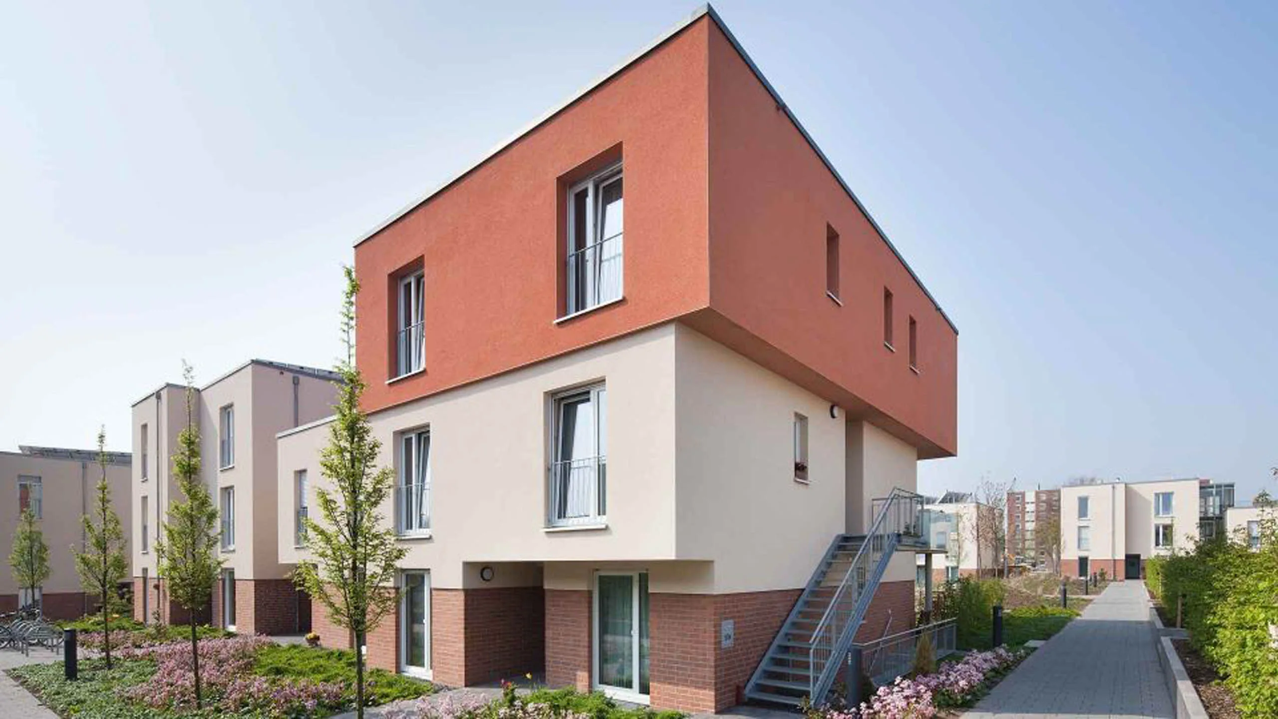 Moderne Wohngebäude mit Pflanzen und Gehweg