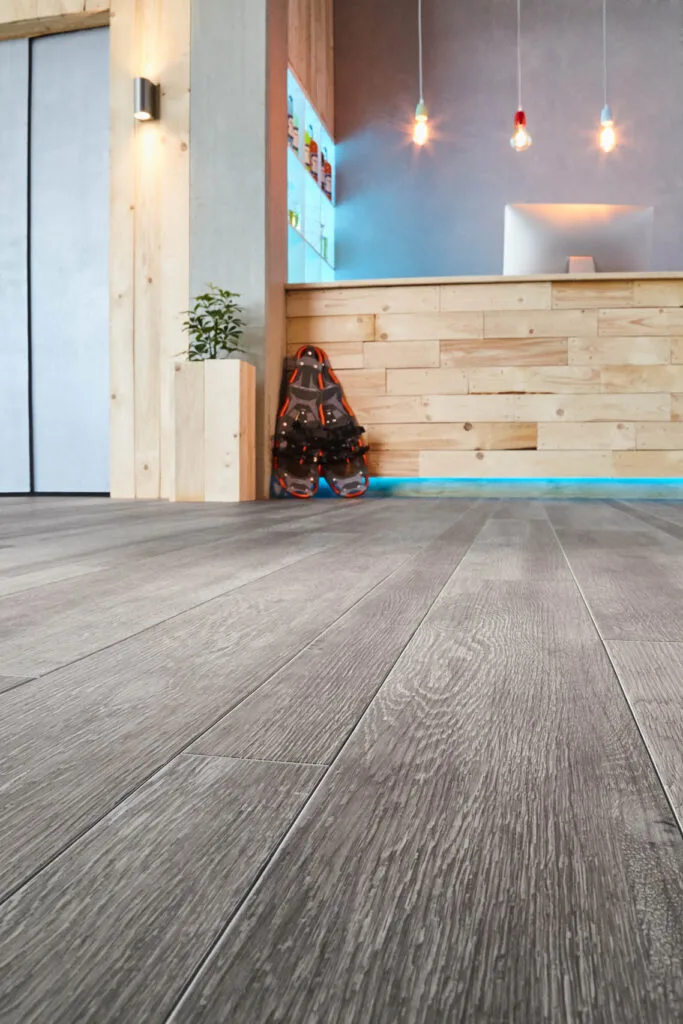 Modernes Interieur mit Holzboden und Empfangstheke