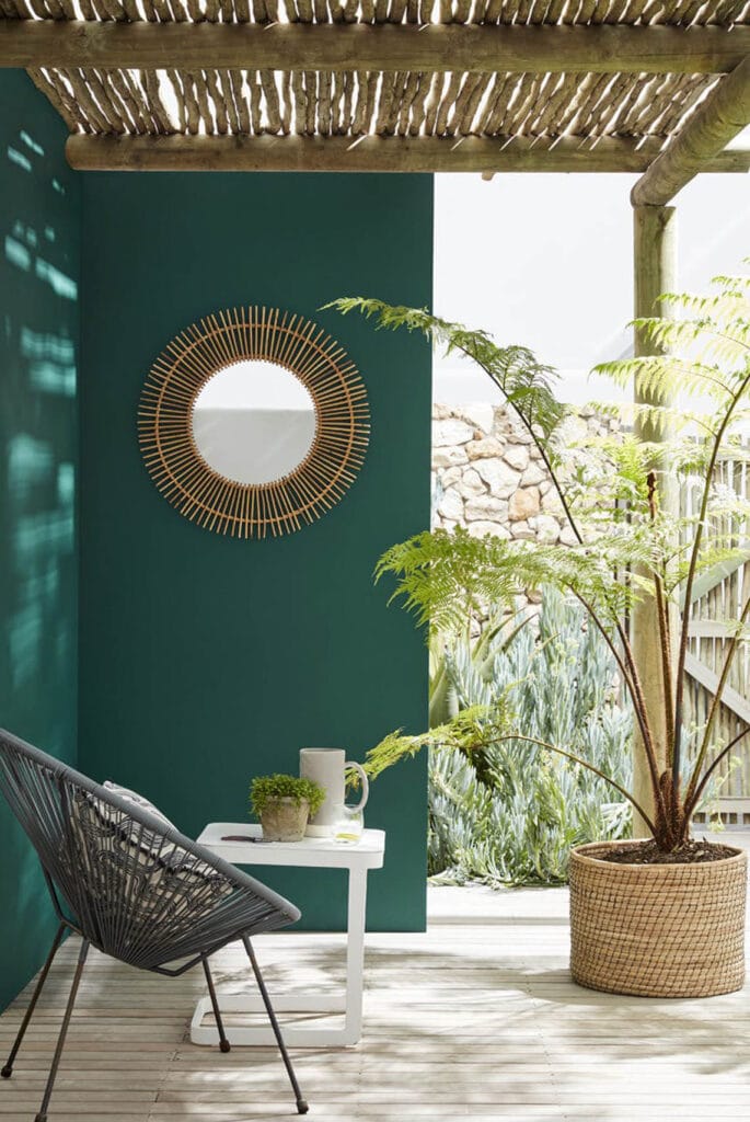 Stylische Terrasse mit Spiegel und Pflanzen