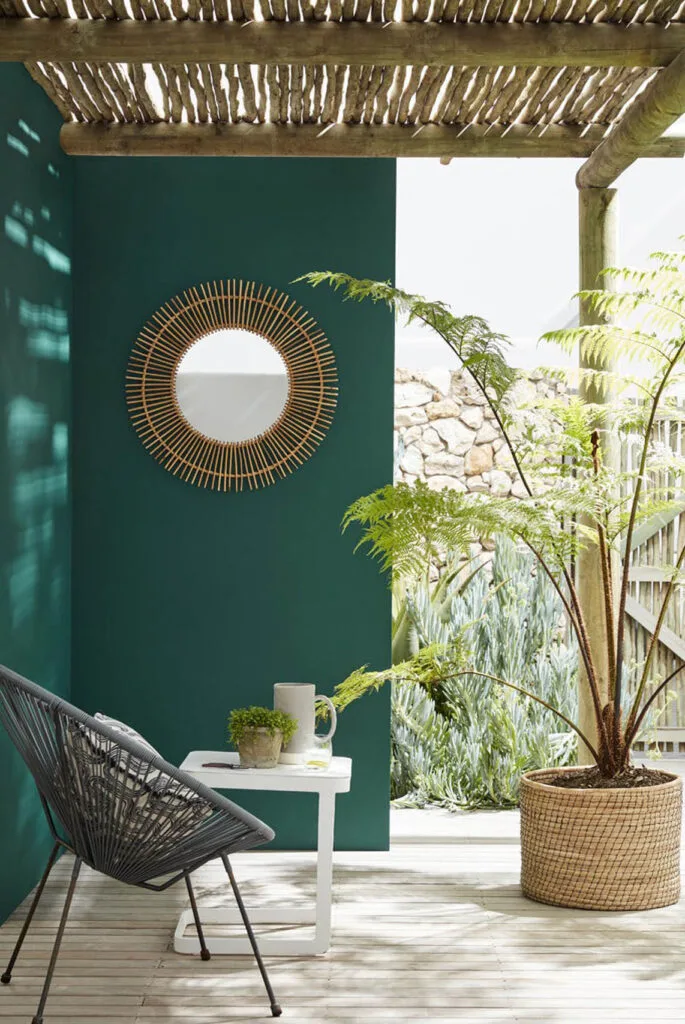 Stylische Terrasse mit Spiegel und Pflanzen
