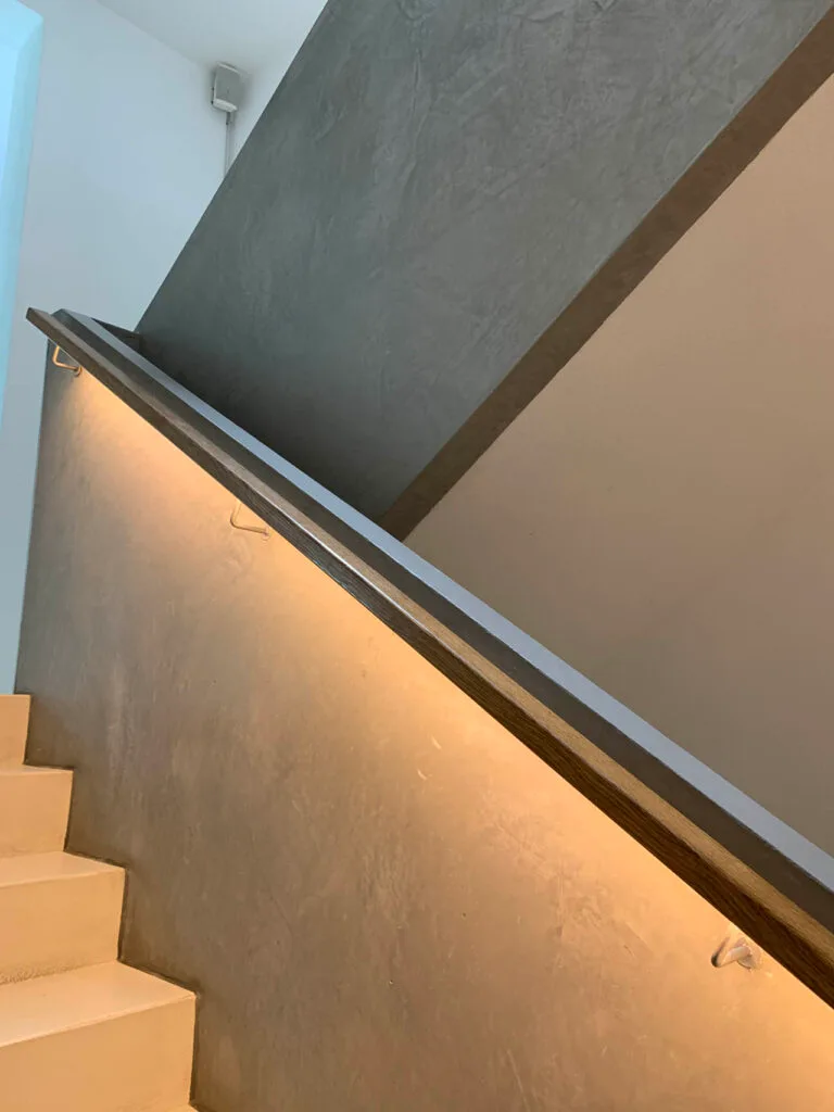 Moderne Treppe mit elegantem Handlauf und Beleuchtung