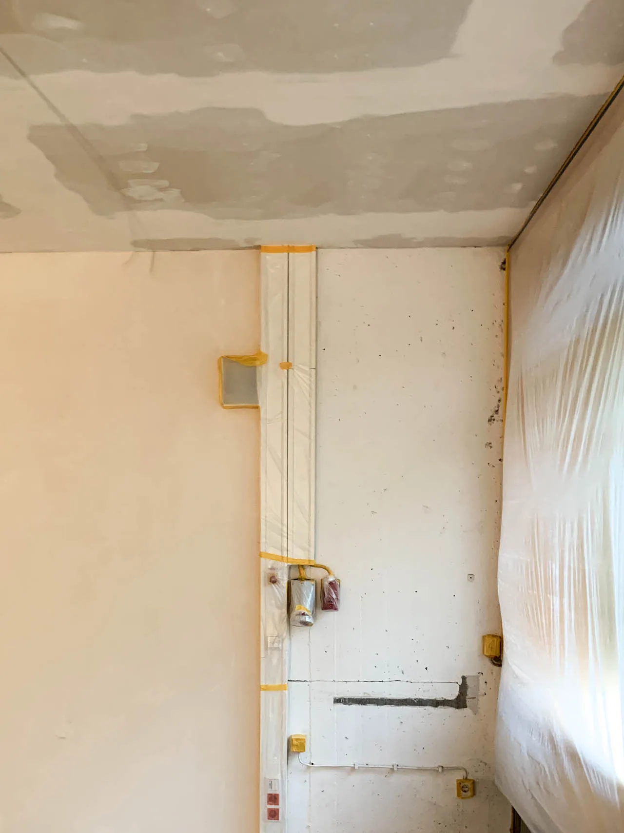 Unvollendeter Raum mit Wand- und Elektroleitungen