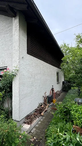 Seitenansicht eines Hauses mit Garten.