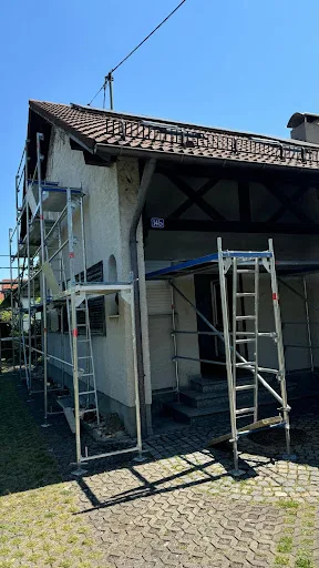 Haus mit Gerüst vor Renovierung