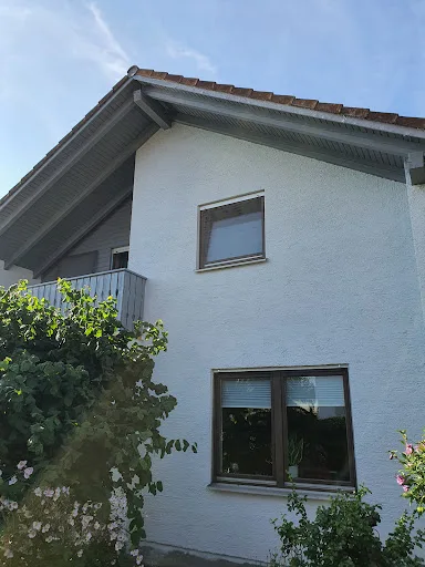 Nahaufnahme eines Hauses mit Balkon und Blumen