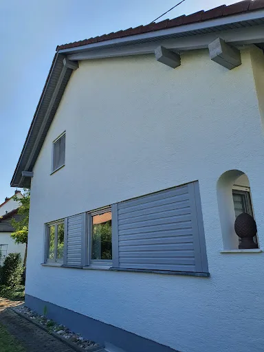 Seitenansicht eines modernen weißen Hauses.