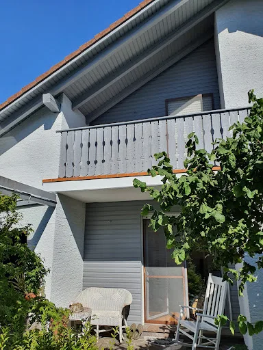 Helles Haus mit Balkon und Garten