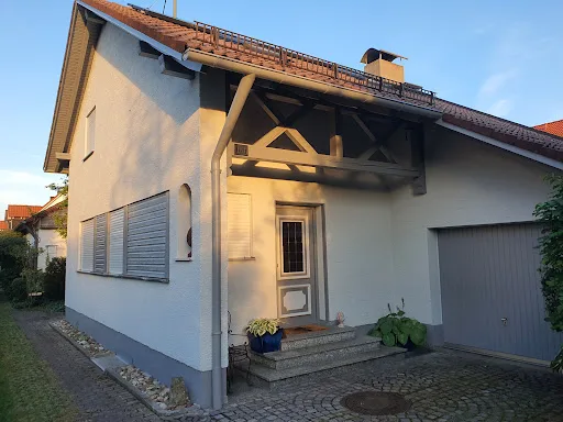 Eingang zu einem modernen Einfamilienhaus.