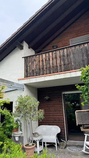 Blick auf ein modernes Wohnhaus mit Balkon.