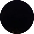 Dunkle Szene mit schwachem Licht.