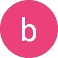 Runder rosa Hintergrund mit weißem Buchstaben.