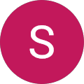 Runder, rosa Hintergrund mit einem weißen S.