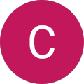 Runder, roter Hintergrund mit dem Buchstaben C