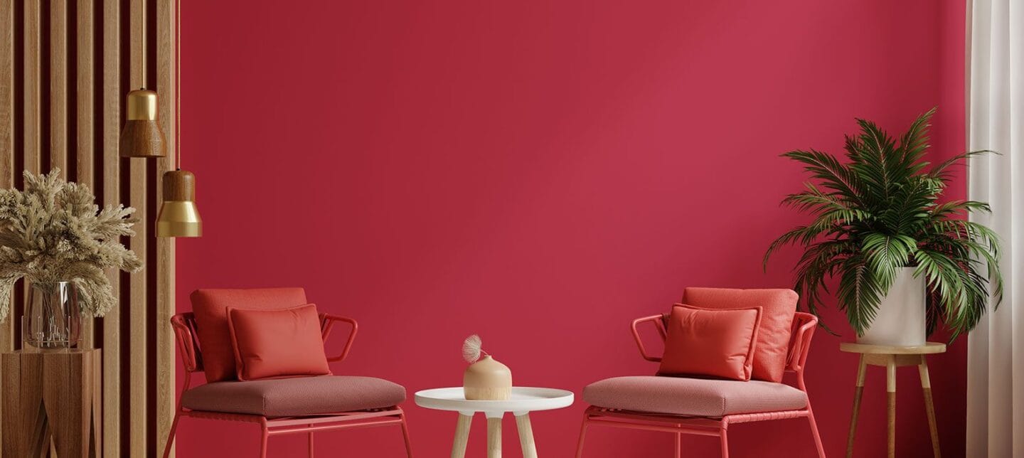 Moderne Sitzecke mit Pflanzen und roter Wand.